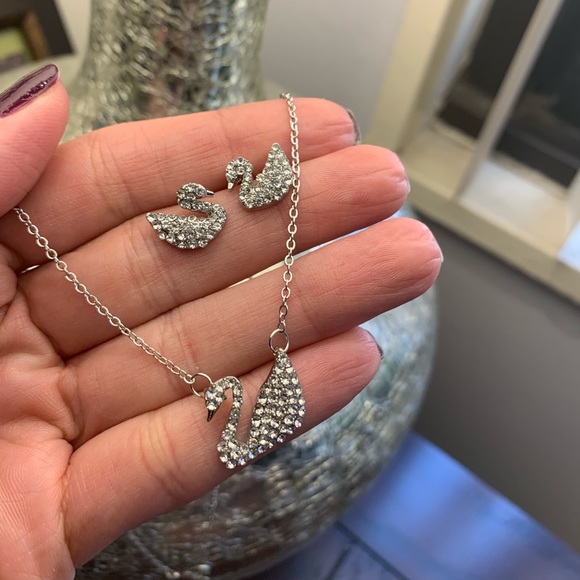 Beautiful Silver Plated Swan  Necklace/Earrings 🌼 - Picture 2 of 6